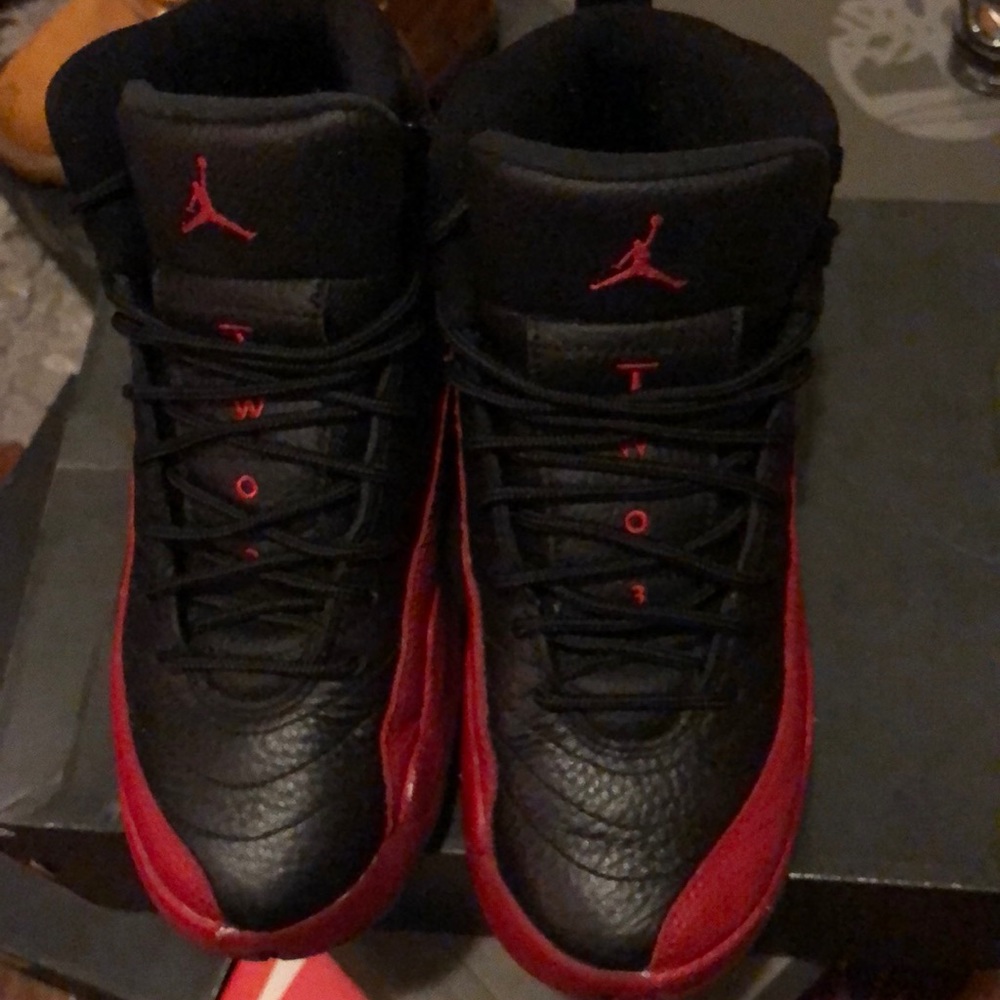Used size 5Y Air Jordan 12 retro black/varsity red - Picture 2 of 8